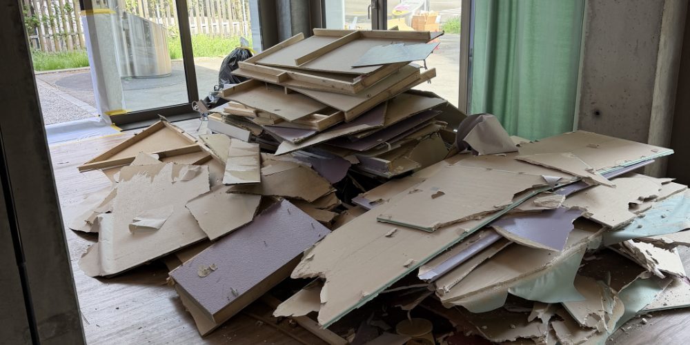 Ausgebaute Bodenplatten in einem entkernten Raum