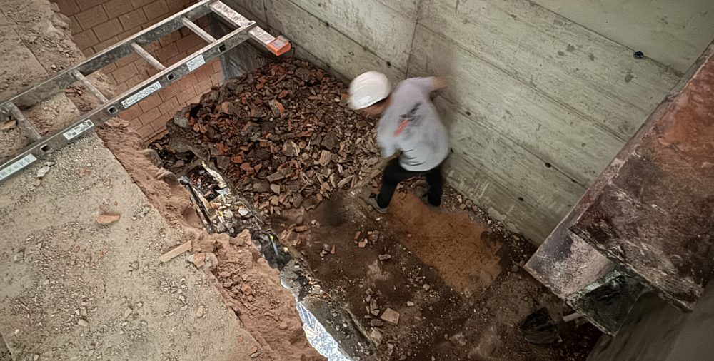 Arbeiter in einer ausgehobenen Baugrube